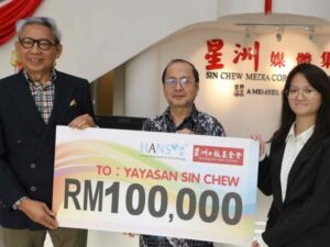 Read more about the article 撼世咨询与信托公司再捐星洲基金会10万