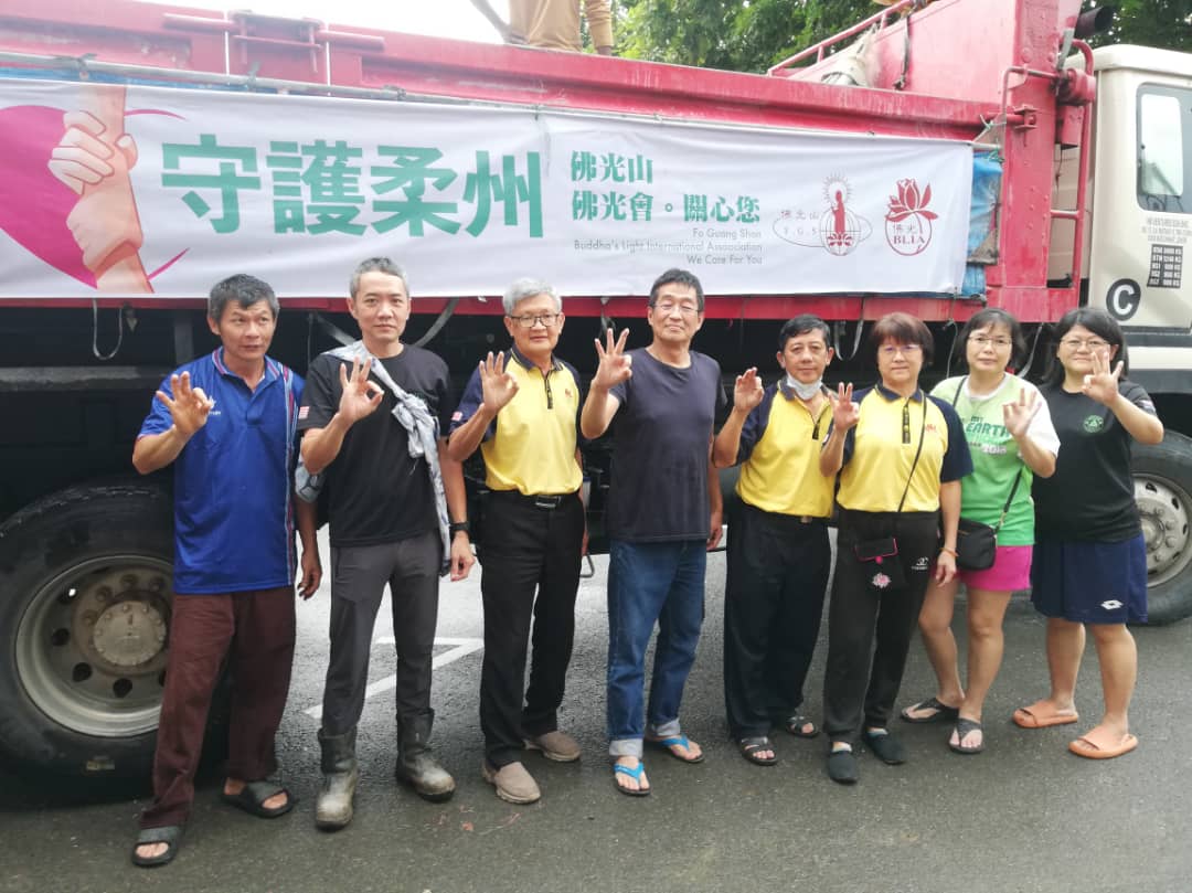 Read more about the article 南马佛光山联同星洲基金会 动员百人送暖柔灾黎